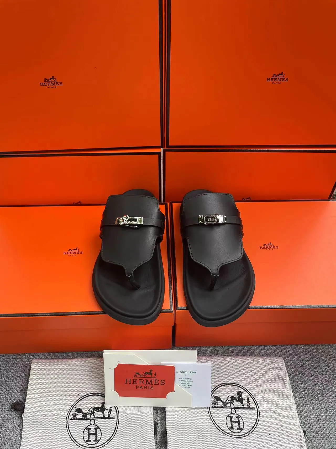 👟👟Ex-factory price 480👟👟, H HERMES is the same style for men and women, the couple's second uncle shoes that have become very popular recently - sandals, paired with various colorful socks, very trendy ✅Upper: imported mixed sheepskin and deerskin ✅Inner: imported mixed sheepskin ✅Outsole: Tpu non-slip and wear-resistant outsole ✅Size: women's 35-42. Male 38-46